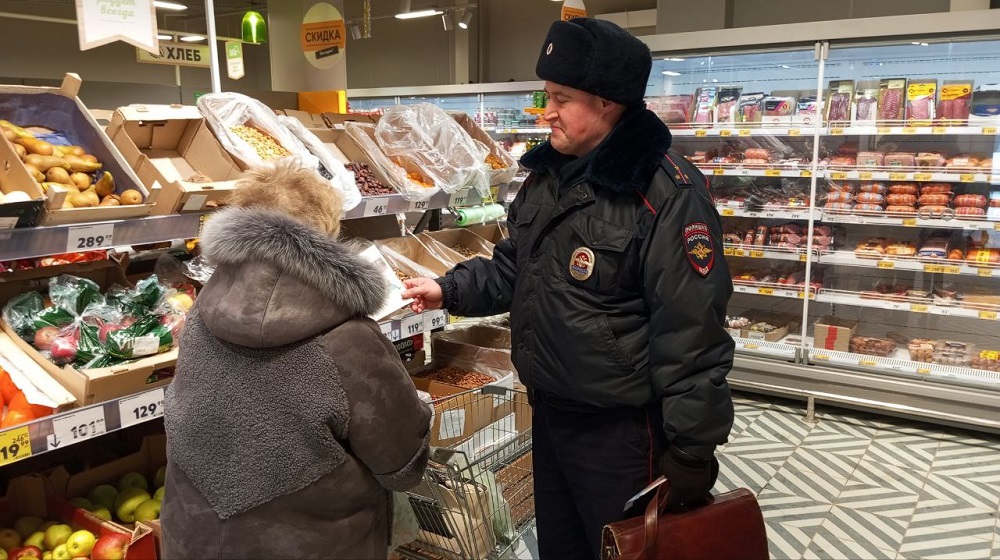 В Протвино сотрудники полиции проводят профилактические беседы по предупреждению мошенничеств